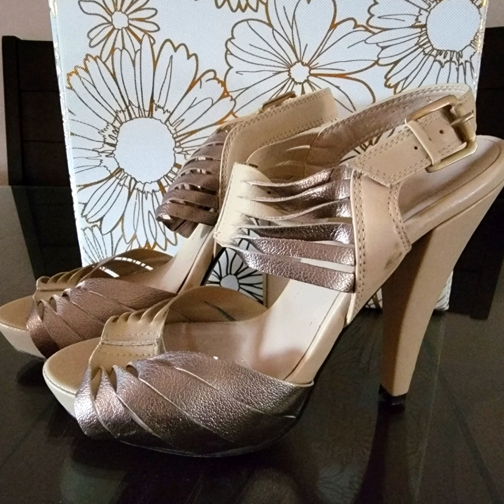 Stilletos - Picture 3 of 4